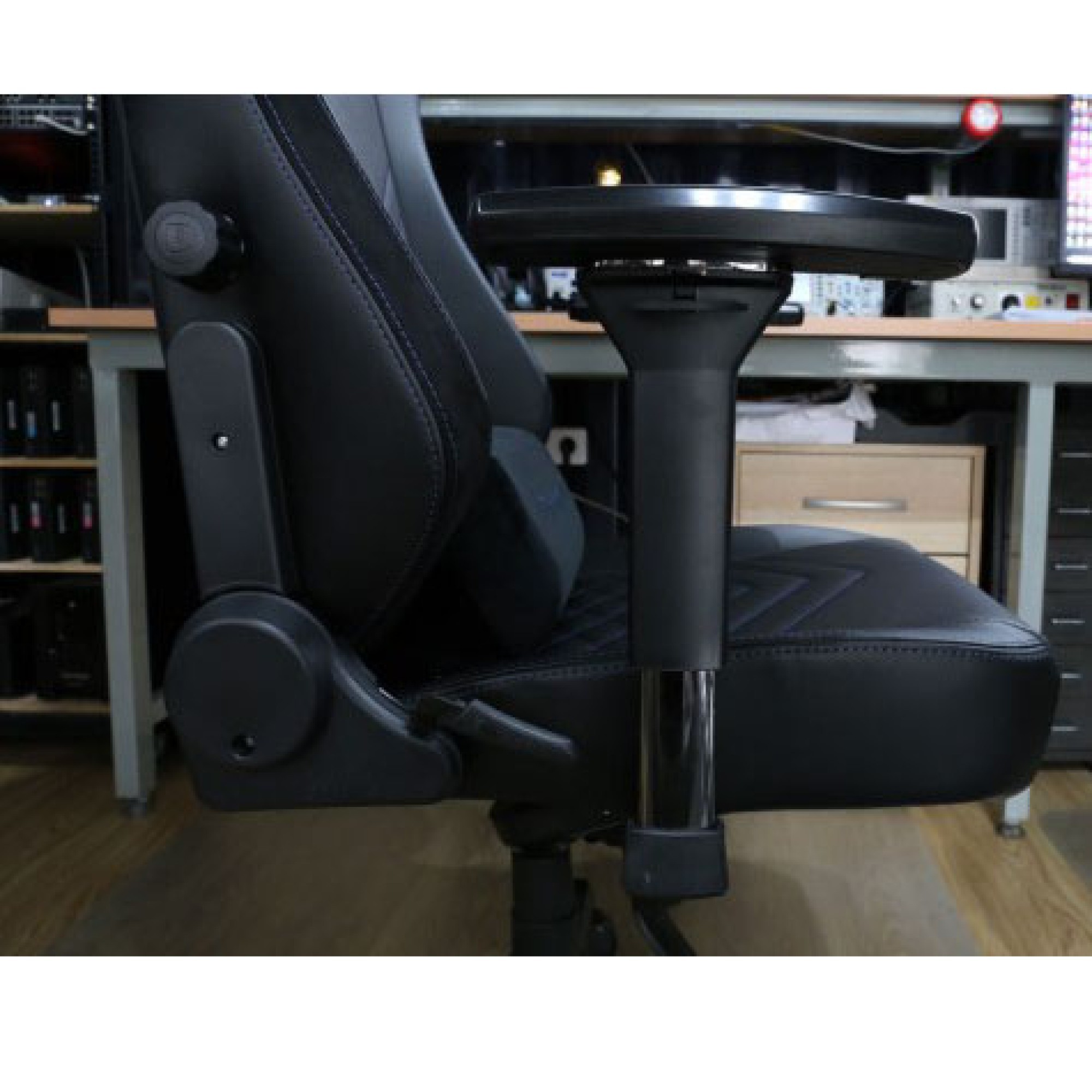 Noblechairs Hero από Συνθετική Δερματίνη,Μαύρη με Μπλέ ραφές